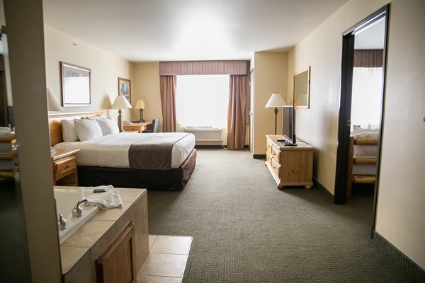 king-nosofa1 king bed whirlpool suite with bunk room at Thumper Pond