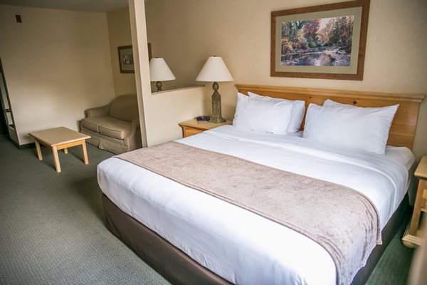 kingbed1 king bed suite at Thumper Pond