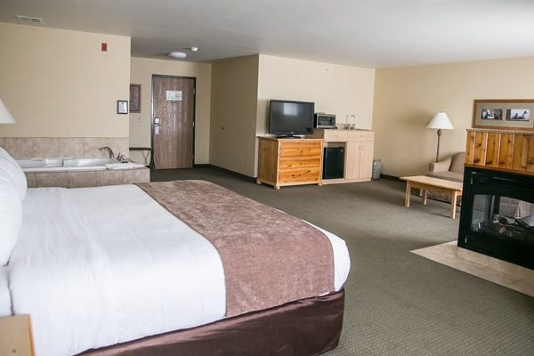 kingwhirl1 king bed whirlpool suite at Thumper Pond